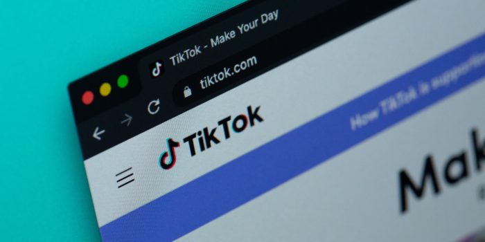 Faut-il passer par une agence de création de contenu TikTok ou demander à un stagiaire de gérer son TikTok ?